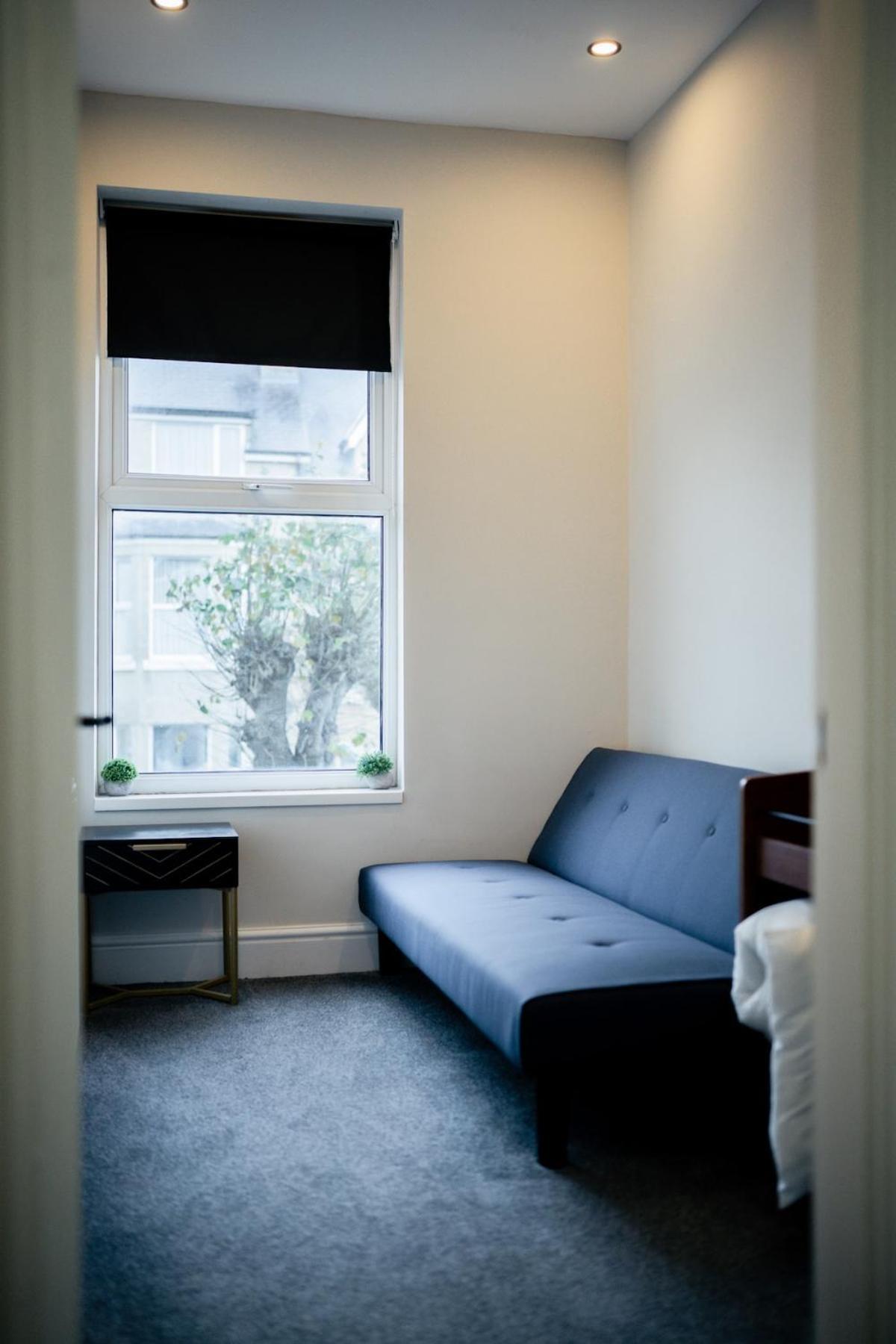 Modern 5 Bedroom Terraced Luxurious House โคลวินเบย์ ภายนอก รูปภาพ