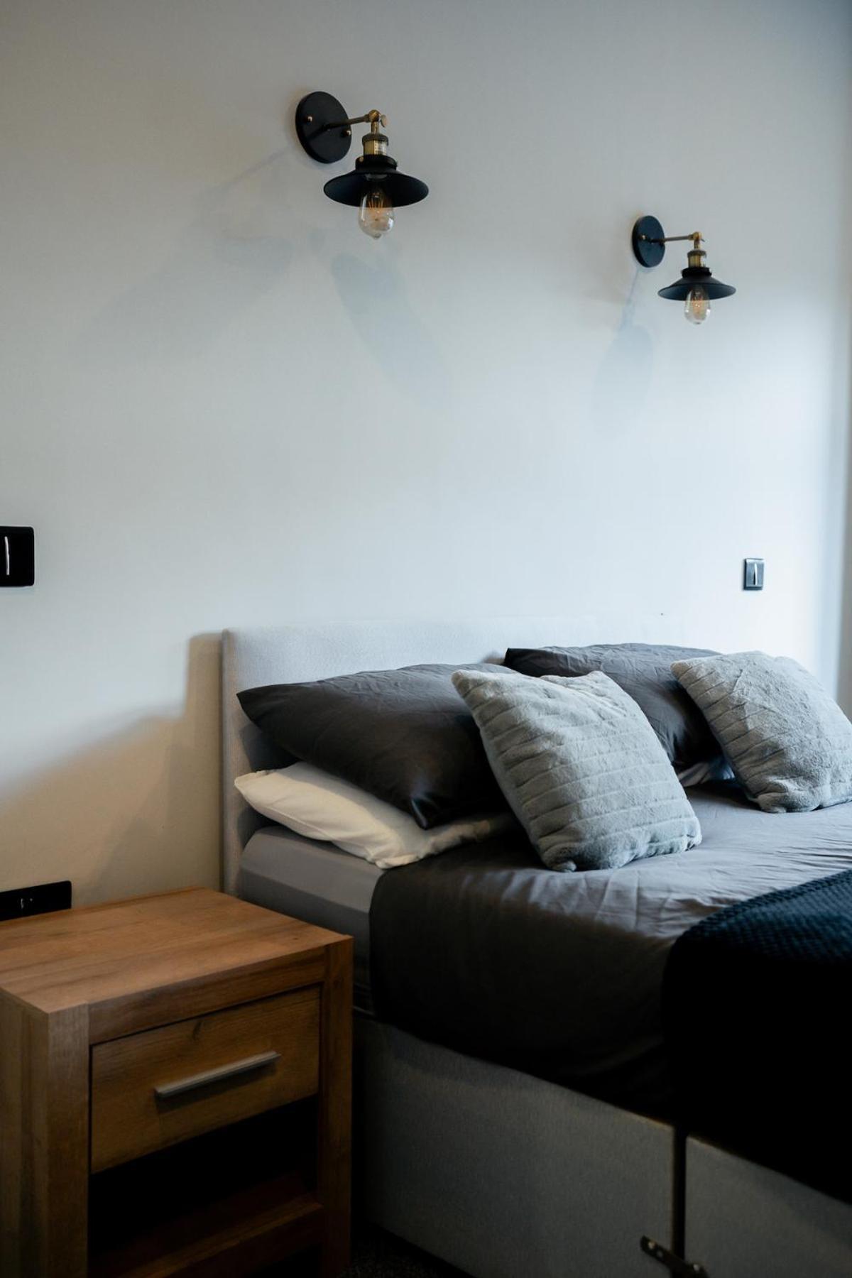 Modern 5 Bedroom Terraced Luxurious House โคลวินเบย์ ภายนอก รูปภาพ