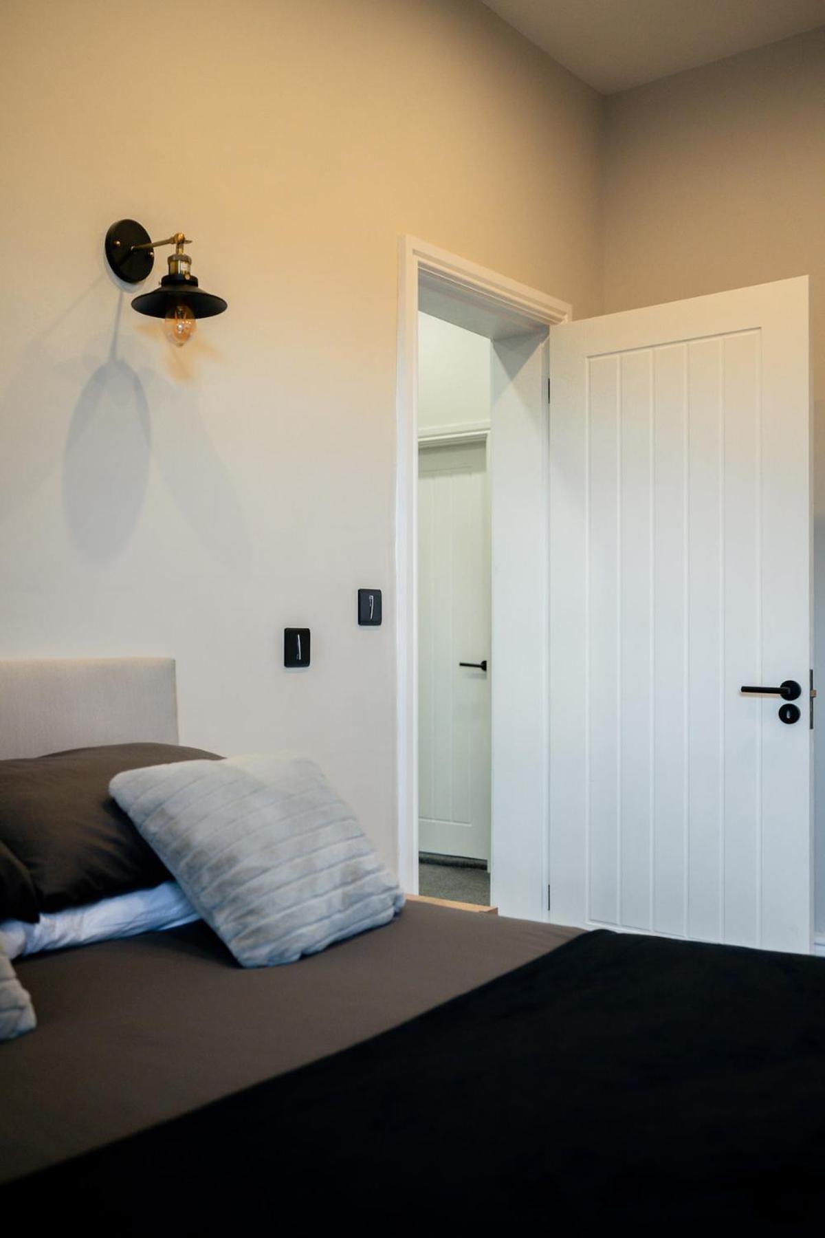 Modern 5 Bedroom Terraced Luxurious House โคลวินเบย์ ภายนอก รูปภาพ