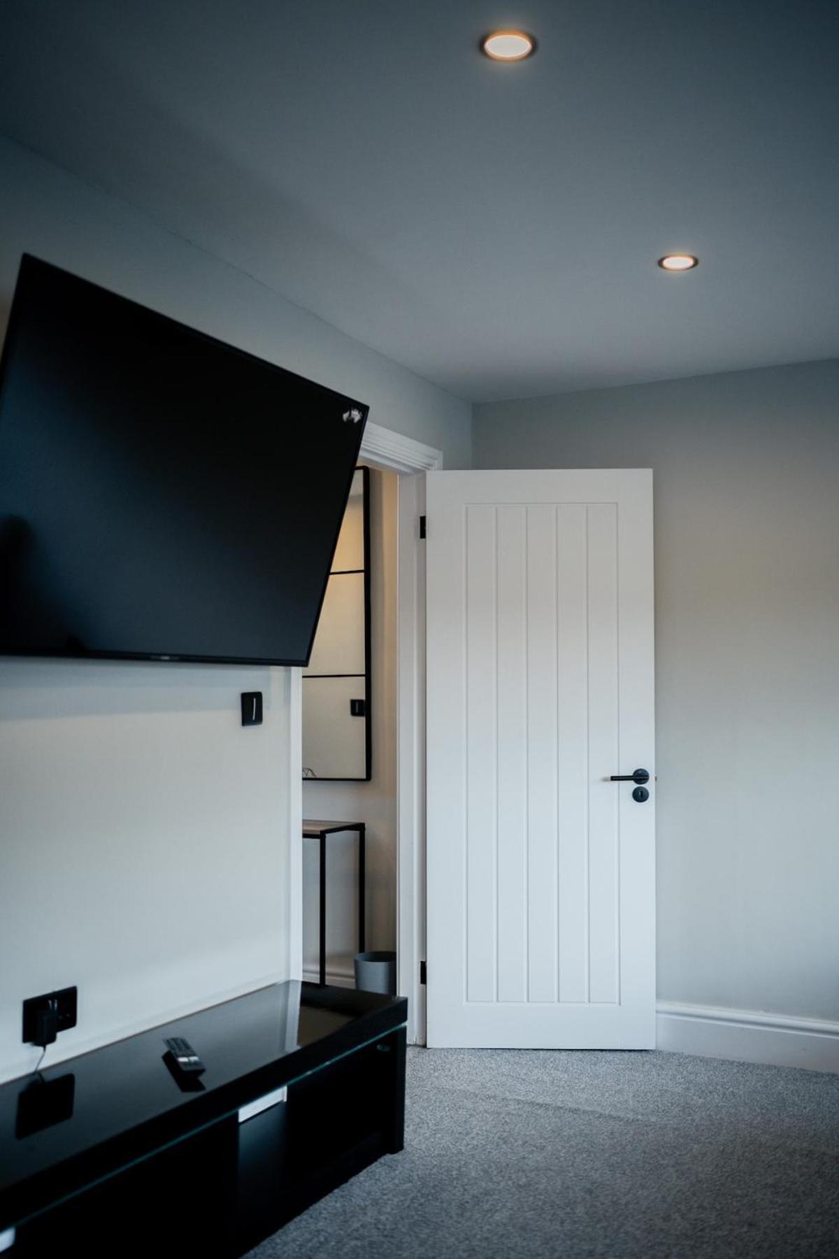 Modern 5 Bedroom Terraced Luxurious House โคลวินเบย์ ภายนอก รูปภาพ