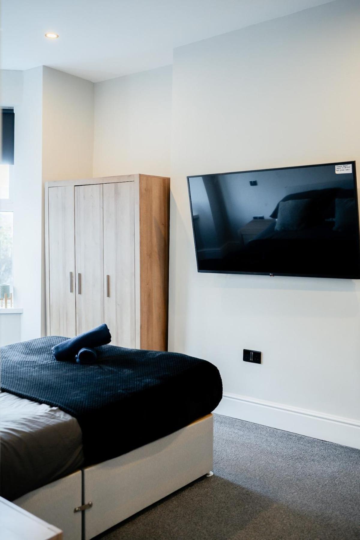 Modern 5 Bedroom Terraced Luxurious House โคลวินเบย์ ภายนอก รูปภาพ