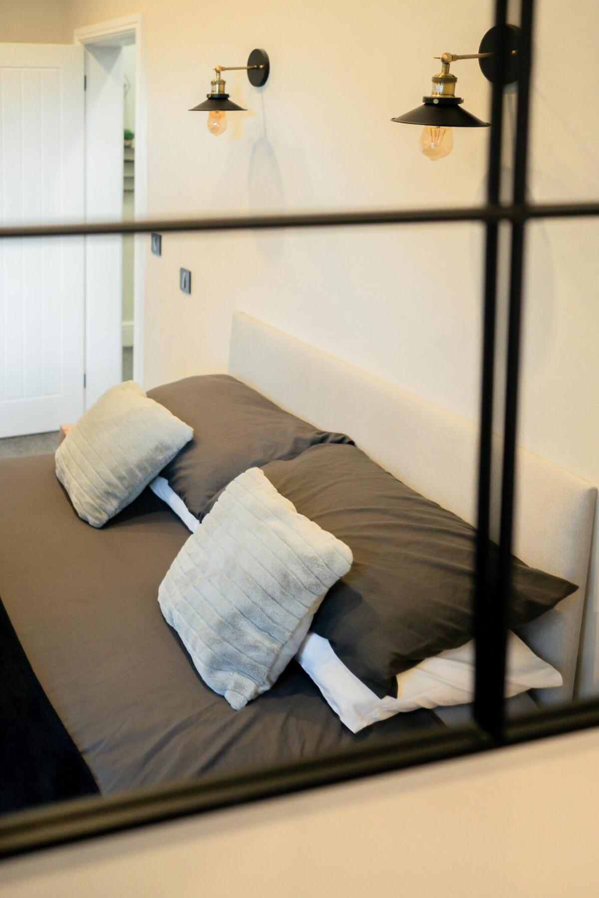 Modern 5 Bedroom Terraced Luxurious House โคลวินเบย์ ภายนอก รูปภาพ