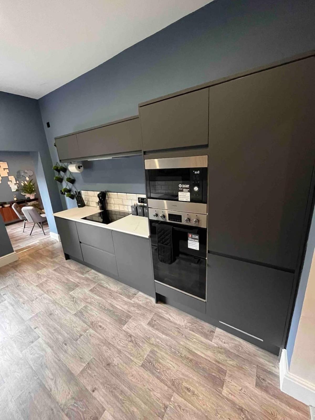 Modern 5 Bedroom Terraced Luxurious House โคลวินเบย์ ภายนอก รูปภาพ